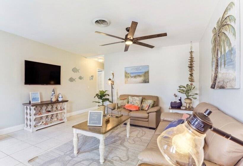 Jensen Beach Home: 1/4 Mi To Beach Access!