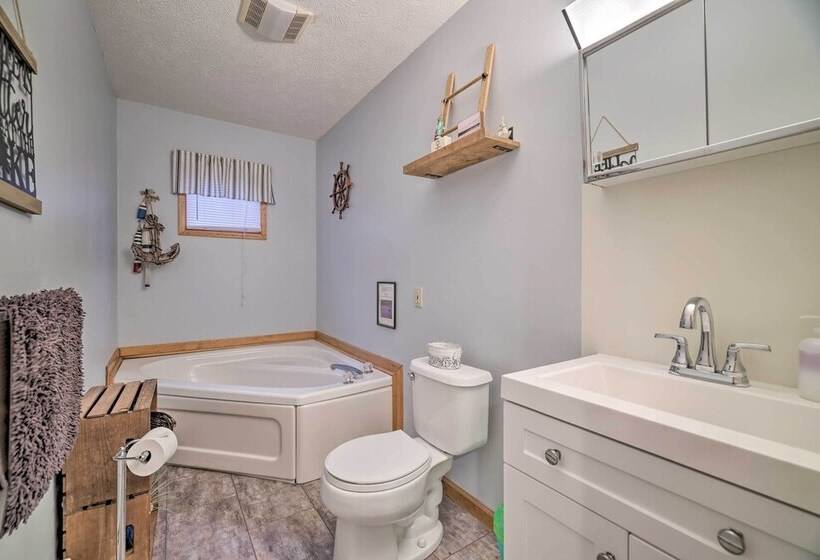 Poconos House W/ Deck + Game Room < 2 Mi To Lakes!