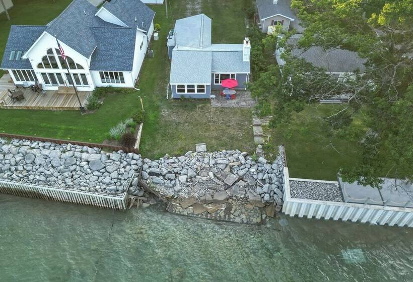 Seasonal Lakefront Tawas City Home W/ Grill!