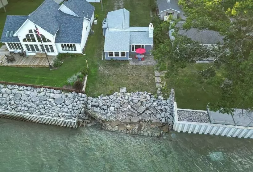 Seasonal Lakefront Tawas City Home W/ Grill!