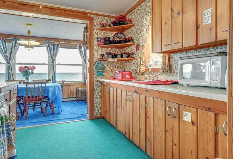 Seasonal Lakefront Tawas City Home W/ Grill!