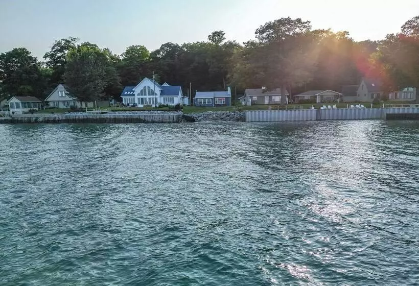 Seasonal Lakefront Tawas City Home W/ Grill!