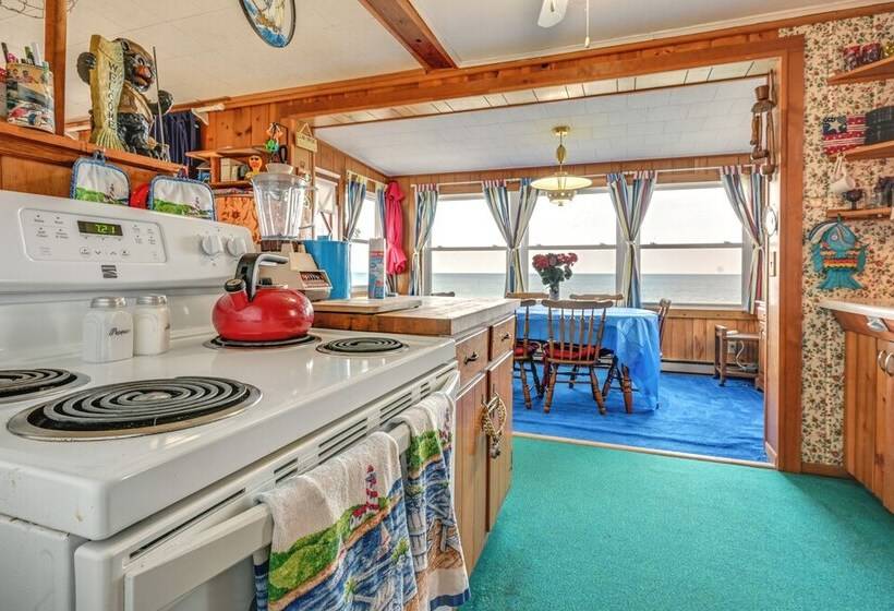 Seasonal Lakefront Tawas City Home W/ Grill!