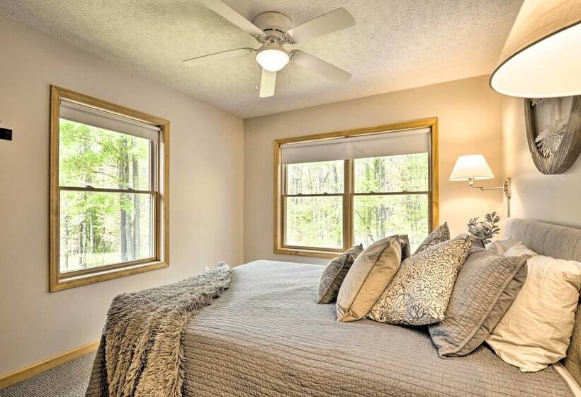 Hot Tub & Dogs Welcome: Secluded Oakland Gem