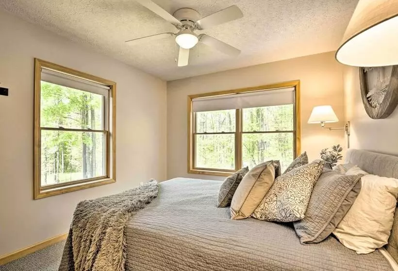 Hot Tub & Dogs Welcome: Secluded Oakland Gem