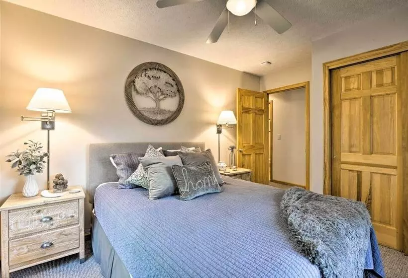 Hot Tub & Dogs Welcome: Secluded Oakland Gem