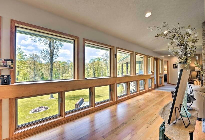 Hot Tub & Dogs Welcome: Secluded Oakland Gem