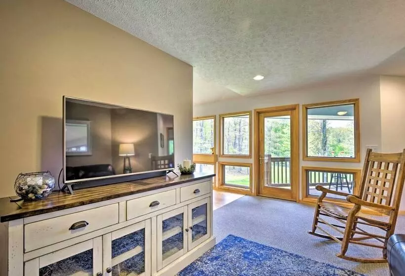 Hot Tub & Dogs Welcome: Secluded Oakland Gem