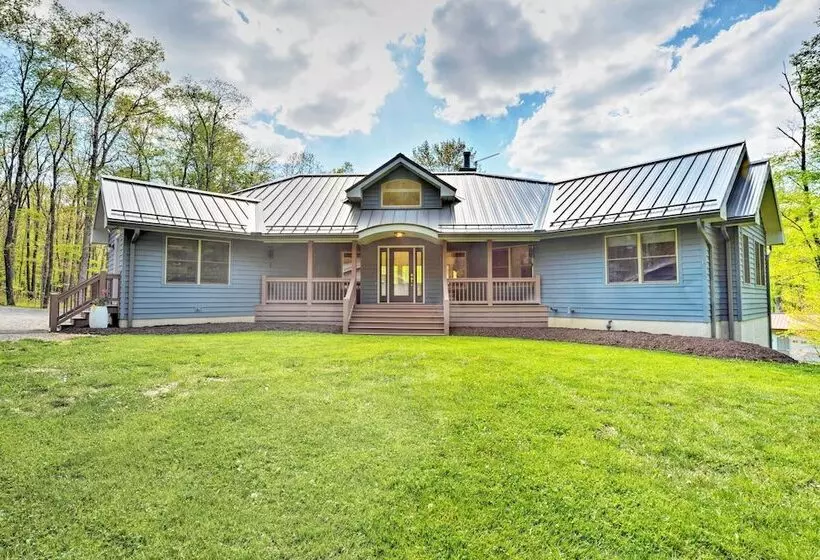 Hot Tub & Dogs Welcome: Secluded Oakland Gem