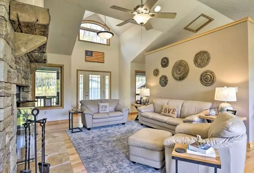 Hot Tub & Dogs Welcome: Secluded Oakland Gem