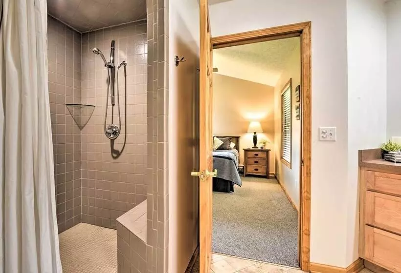 Hot Tub & Dogs Welcome: Secluded Oakland Gem