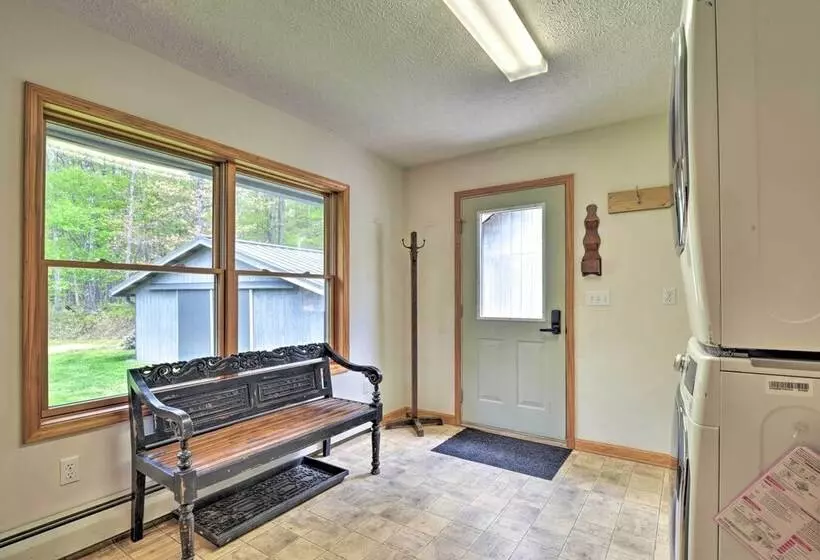 Hot Tub & Dogs Welcome: Secluded Oakland Gem