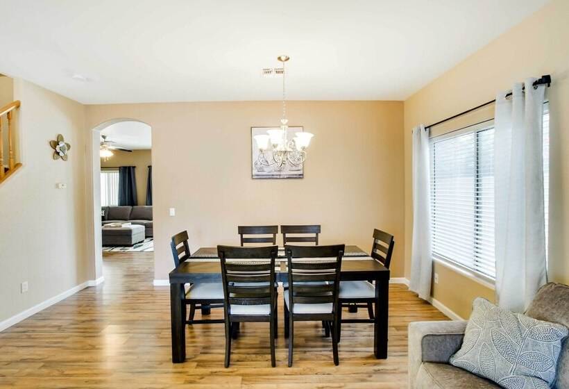 Spacious Goodyear Retreat   Walk To Wigwam!