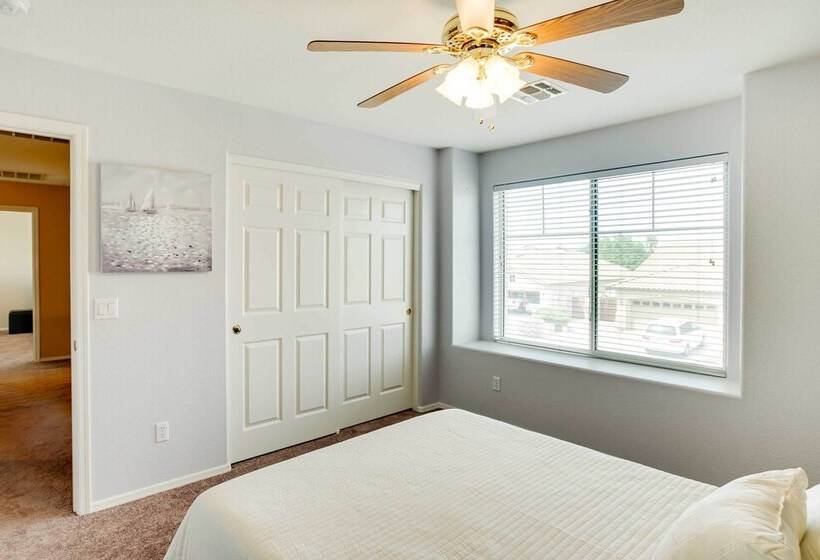 Spacious Goodyear Retreat   Walk To Wigwam!