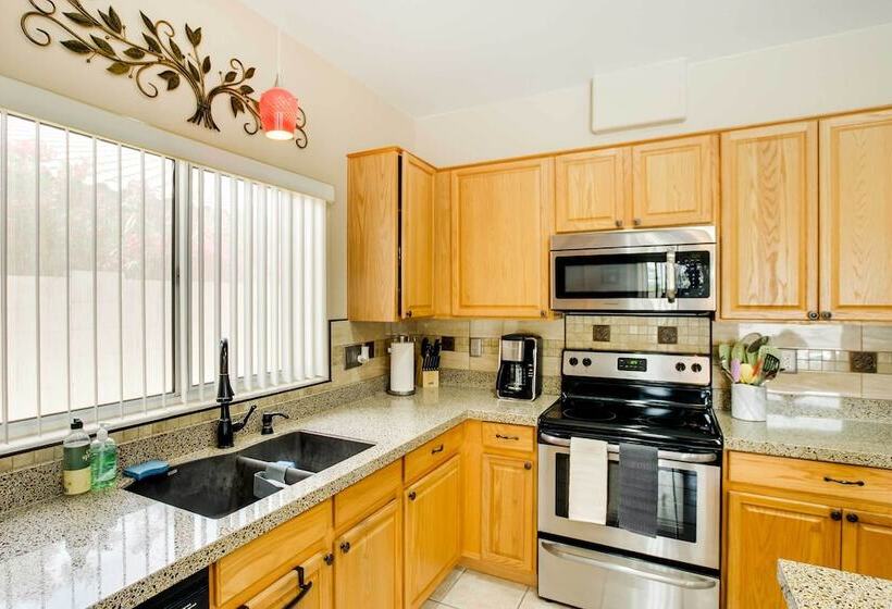 Spacious Goodyear Retreat   Walk To Wigwam!