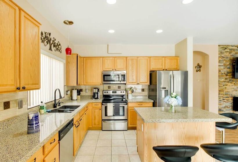 Spacious Goodyear Retreat   Walk To Wigwam!