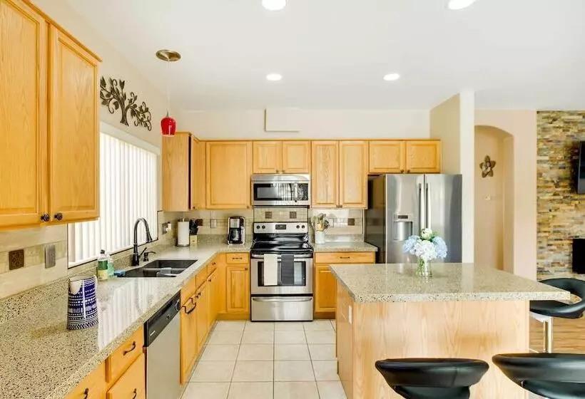 Spacious Goodyear Retreat   Walk To Wigwam!