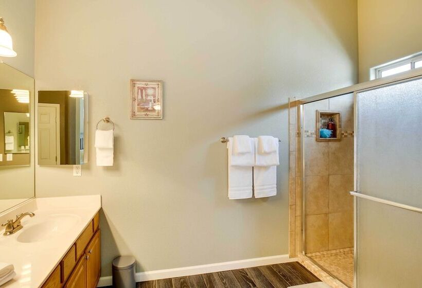 Spacious Goodyear Retreat   Walk To Wigwam!