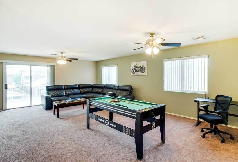 Spacious Goodyear Retreat   Walk To Wigwam!