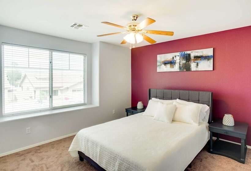 Spacious Goodyear Retreat   Walk To Wigwam!