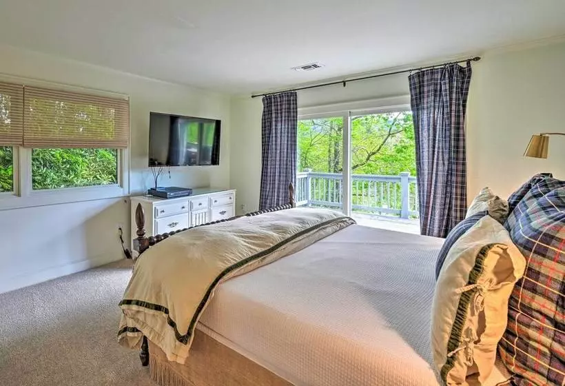 Cashiers Retreat W/ Fireplace & Mtn Views!