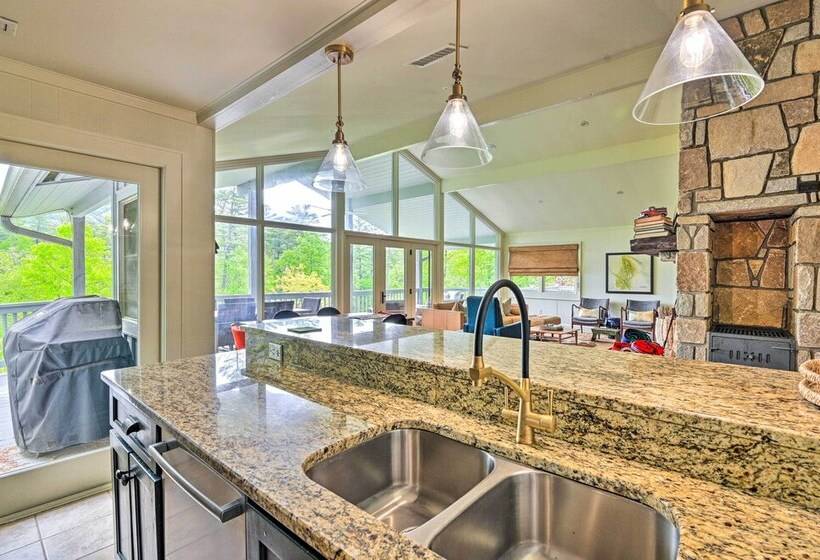 Cashiers Retreat W/ Fireplace & Mtn Views!