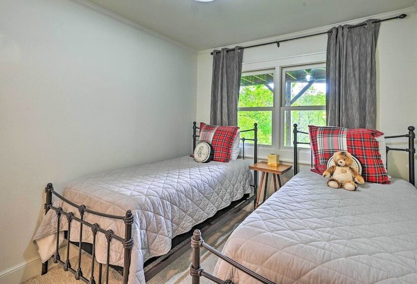 Cashiers Retreat W/ Fireplace & Mtn Views!