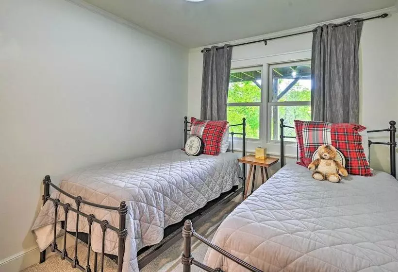 Cashiers Retreat W/ Fireplace & Mtn Views!