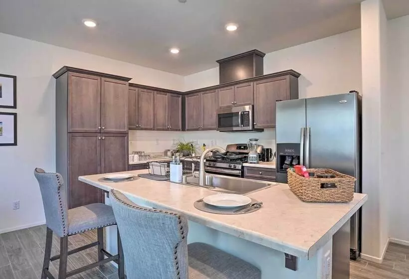 Tasteful Menifee Home: Patio, By Theme Parks!