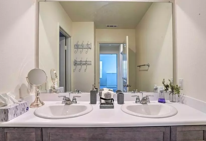 Tasteful Menifee Home: Patio, By Theme Parks!