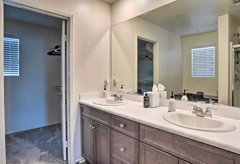 Tasteful Menifee Home: Patio, By Theme Parks!