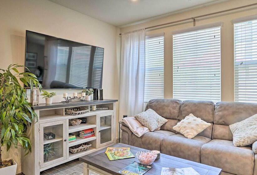 Tasteful Menifee Home: Patio, By Theme Parks!