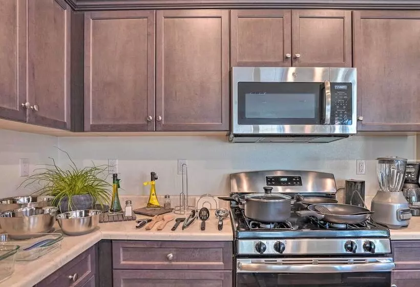 Tasteful Menifee Home: Patio, By Theme Parks!