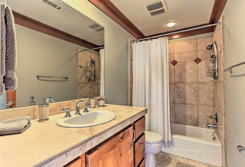 North End Boise Home W/ Courtyard ~ 3 Mi To Dtwn!