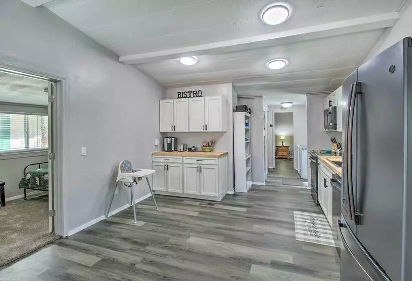 Woodsy Retreat W/ Deck 2 Mi To Rainbow Lake!