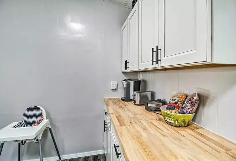 Woodsy Retreat W/ Deck 2 Mi To Rainbow Lake!