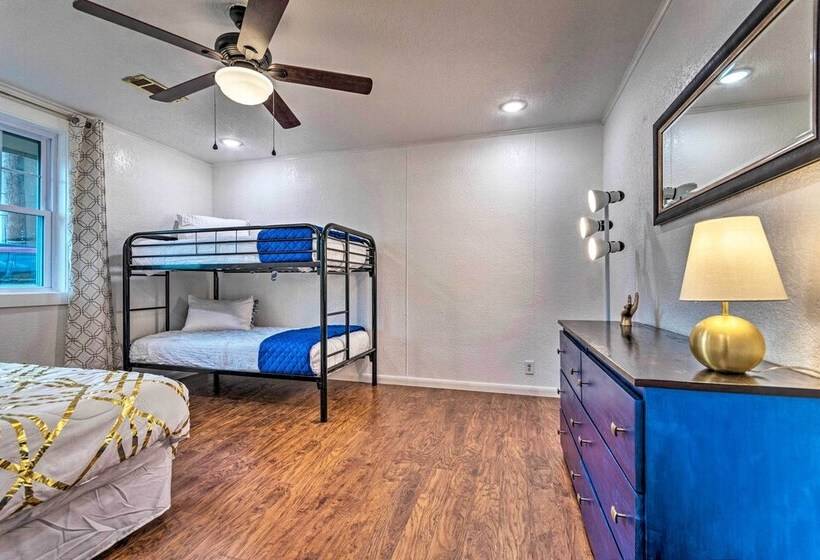 1 Mi To Bathhouse Row: Bright Hot Springs Home!