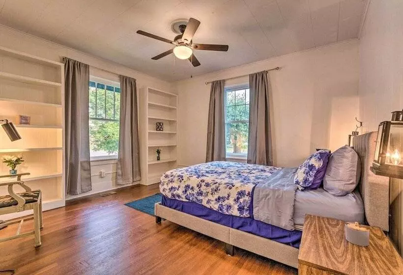 1 Mi To Bathhouse Row: Bright Hot Springs Home!