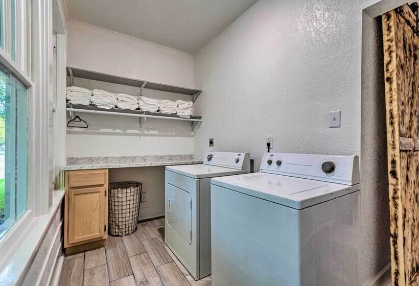 1 Mi To Bathhouse Row: Bright Hot Springs Home!