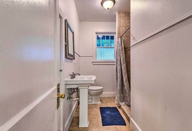 1 Mi To Bathhouse Row: Bright Hot Springs Home!