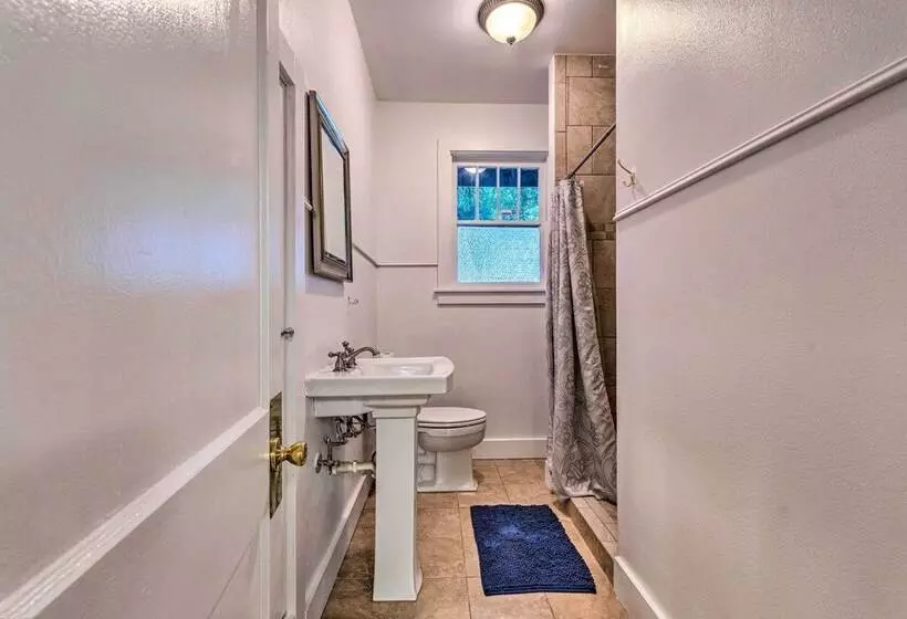 1 Mi To Bathhouse Row: Bright Hot Springs Home!