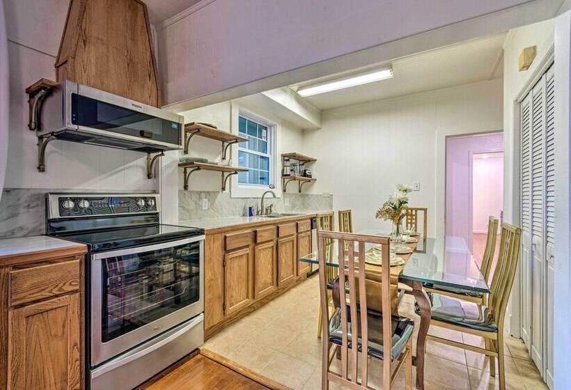 1 Mi To Bathhouse Row: Bright Hot Springs Home!