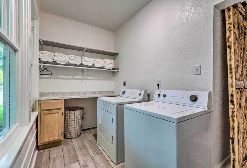 1 Mi To Bathhouse Row: Bright Hot Springs Home!