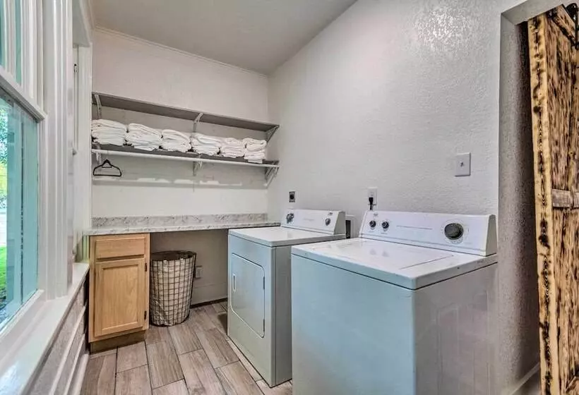 1 Mi To Bathhouse Row: Bright Hot Springs Home!