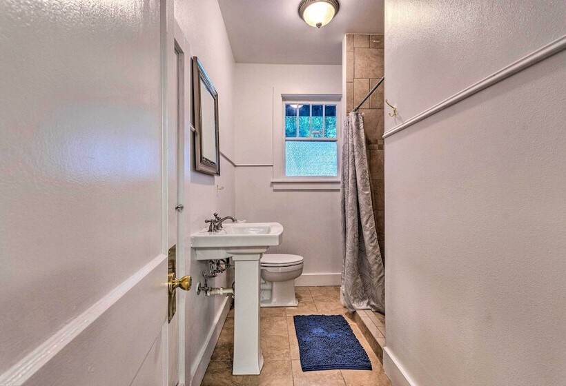 1 Mi To Bathhouse Row: Bright Hot Springs Home!