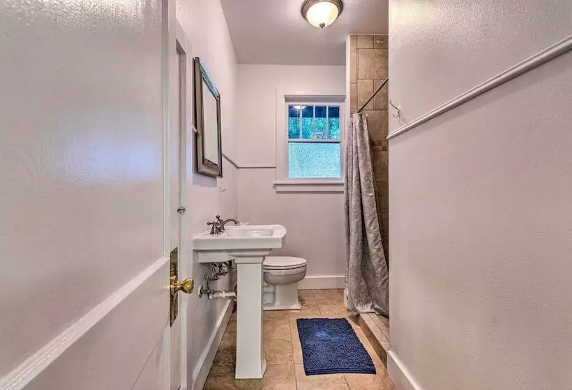 1 Mi To Bathhouse Row: Bright Hot Springs Home!