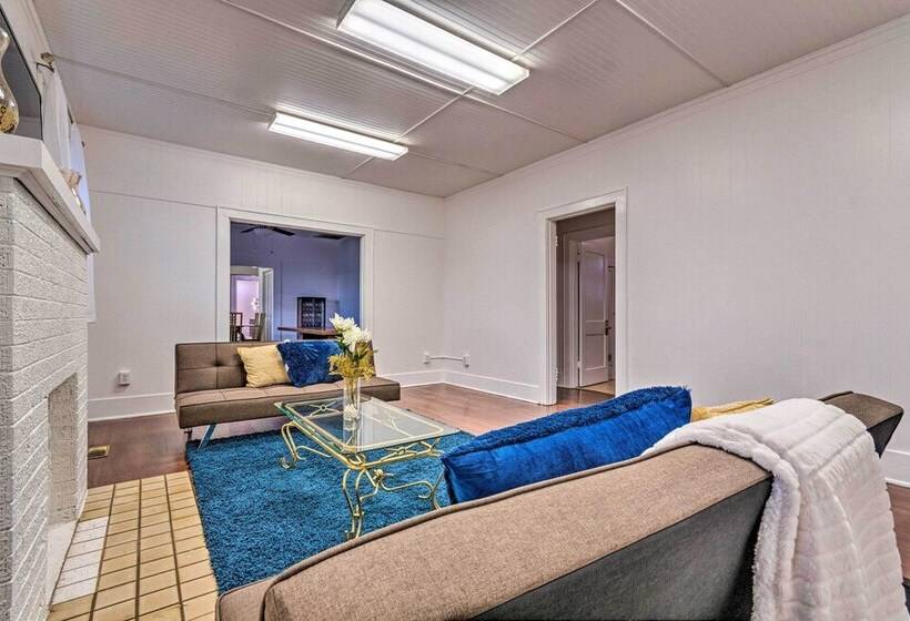 1 Mi To Bathhouse Row: Bright Hot Springs Home!