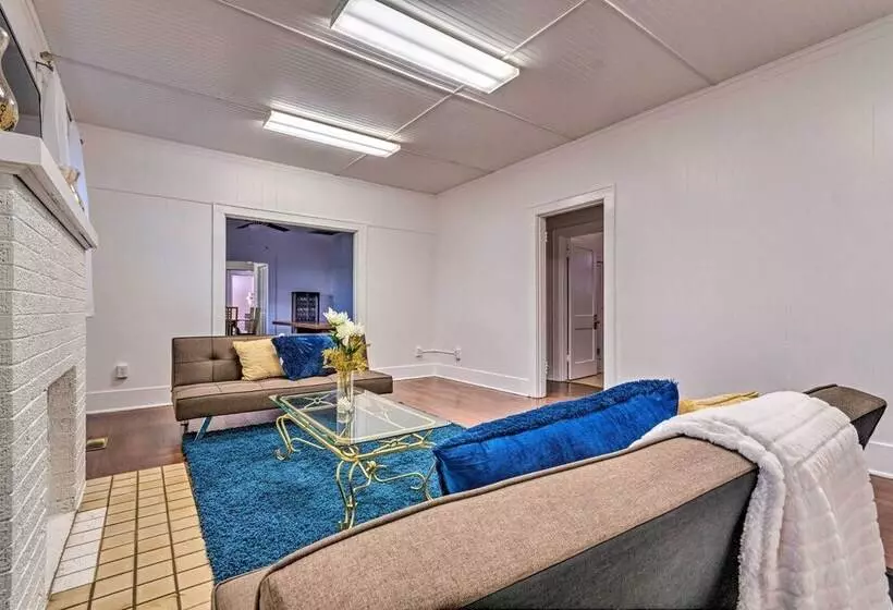 1 Mi To Bathhouse Row: Bright Hot Springs Home!