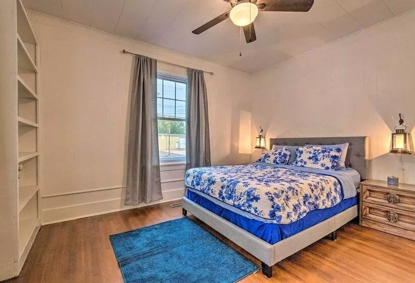 1 Mi To Bathhouse Row: Bright Hot Springs Home!