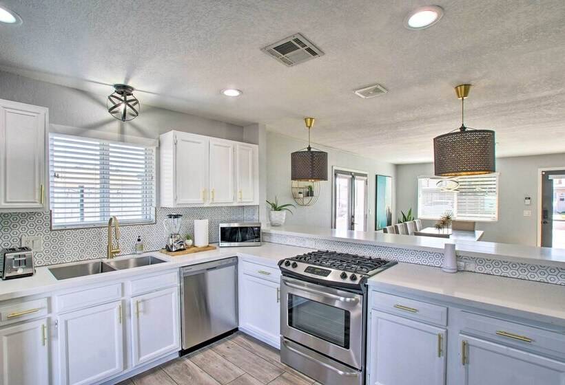 Charming Phoenix Home W/ Patio ~ 3 Miles To Dtwn!